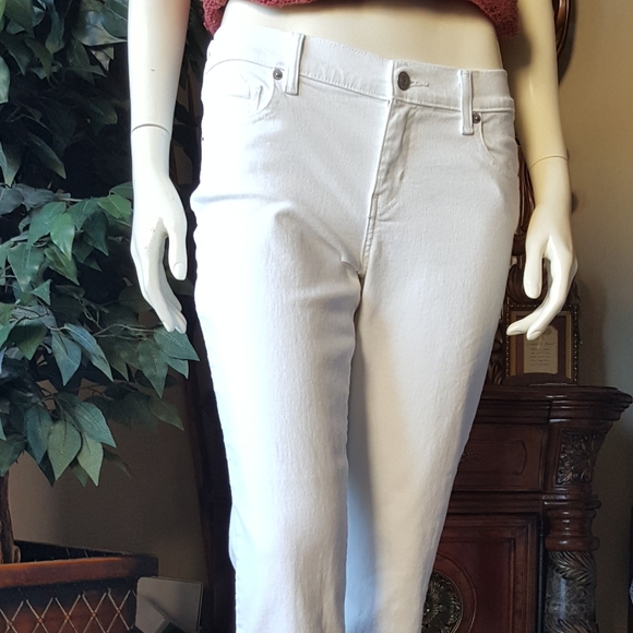 white denim capri jeans